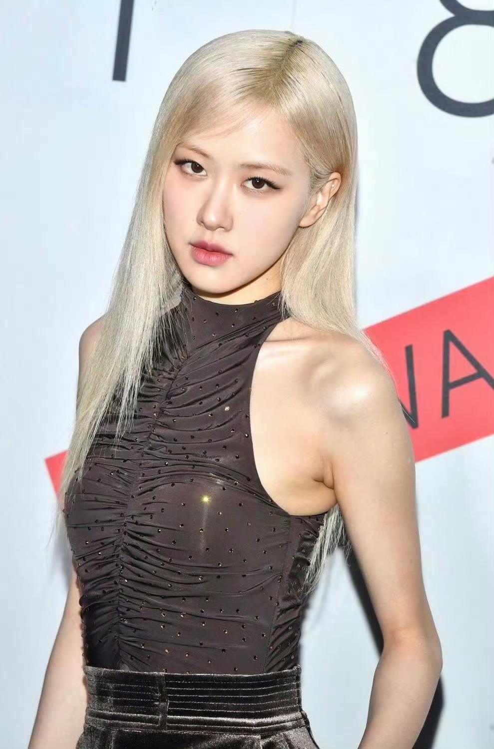 ROSé朴彩英纽约纪念展活动黑丝大长腿生图[4]