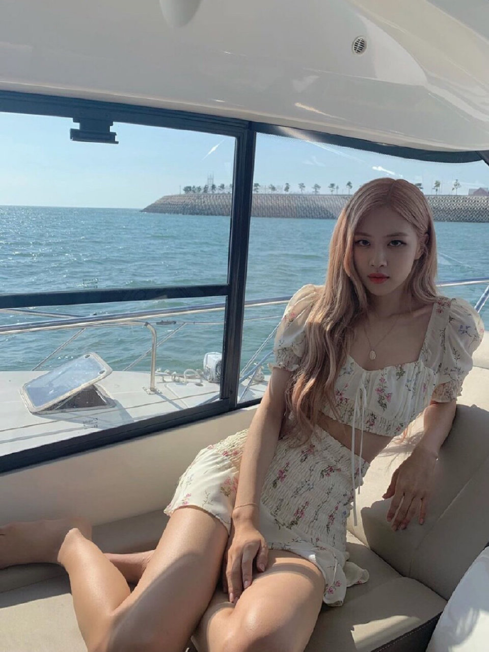 朴彩英坐姿优雅显大长腿[2]