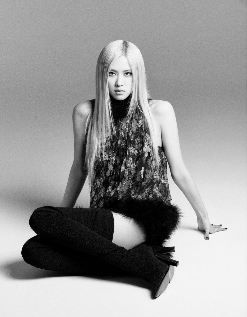 朴彩英坐姿优雅显大长腿[3]