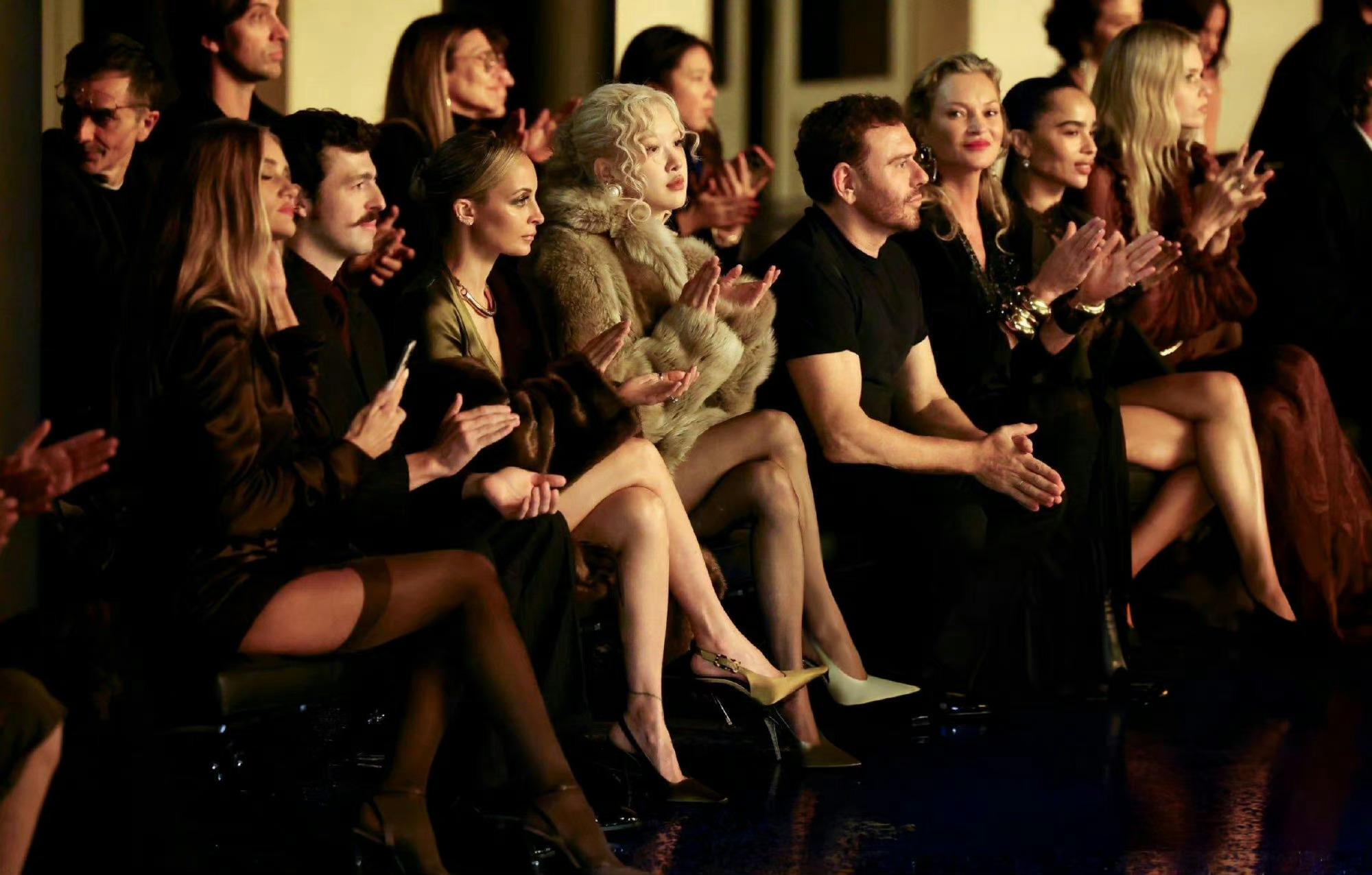 朴彩英巴黎时装周看秀，黑丝大长腿辣妹[7]