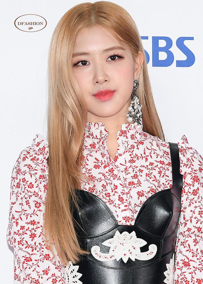 朴彩英星尚活动风尚美腿生图,纯美靓丽气质尽显[6]