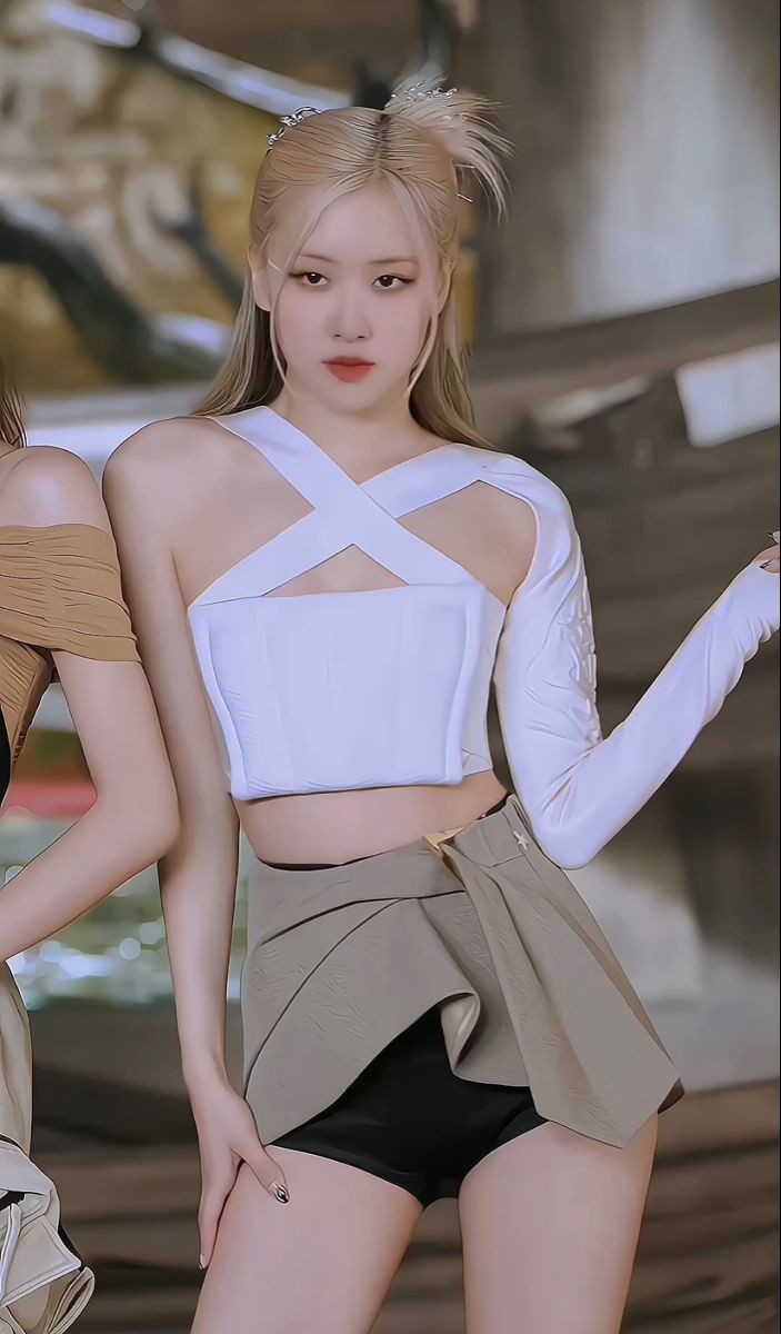 朴彩英白色超短裙大长腿舞台热舞[2]