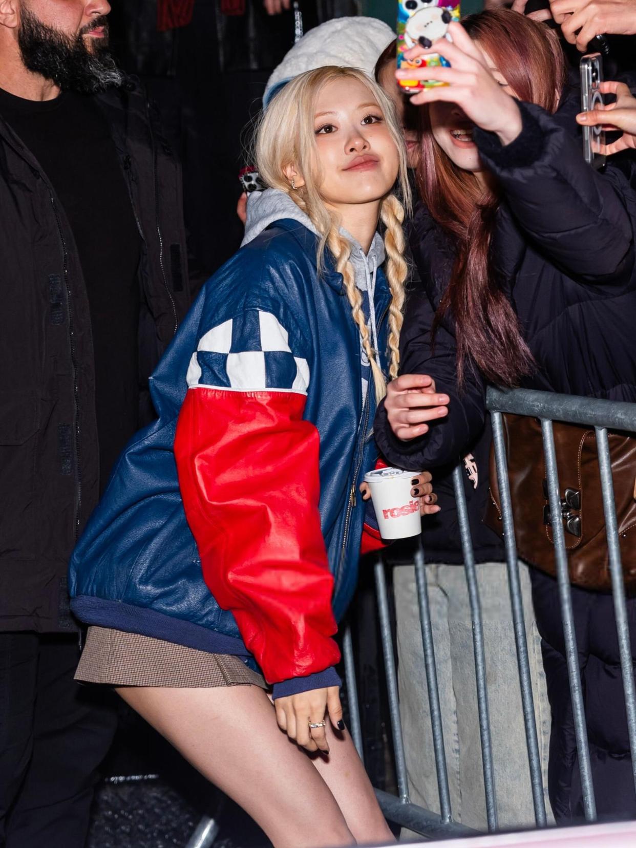 Rose朴彩英棒球衫配高跟鞋纽约新专辑快闪店[2]