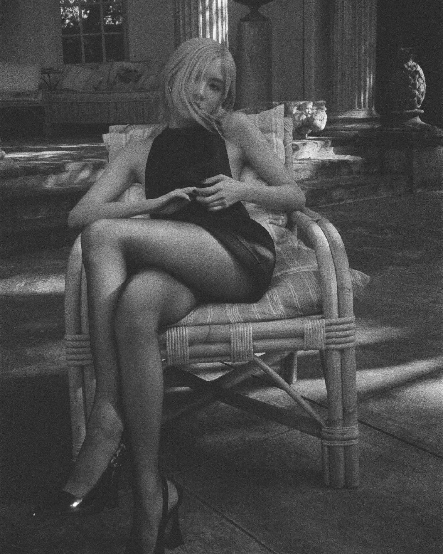 朴彩英黑丝大长腿竹椅写真[3]