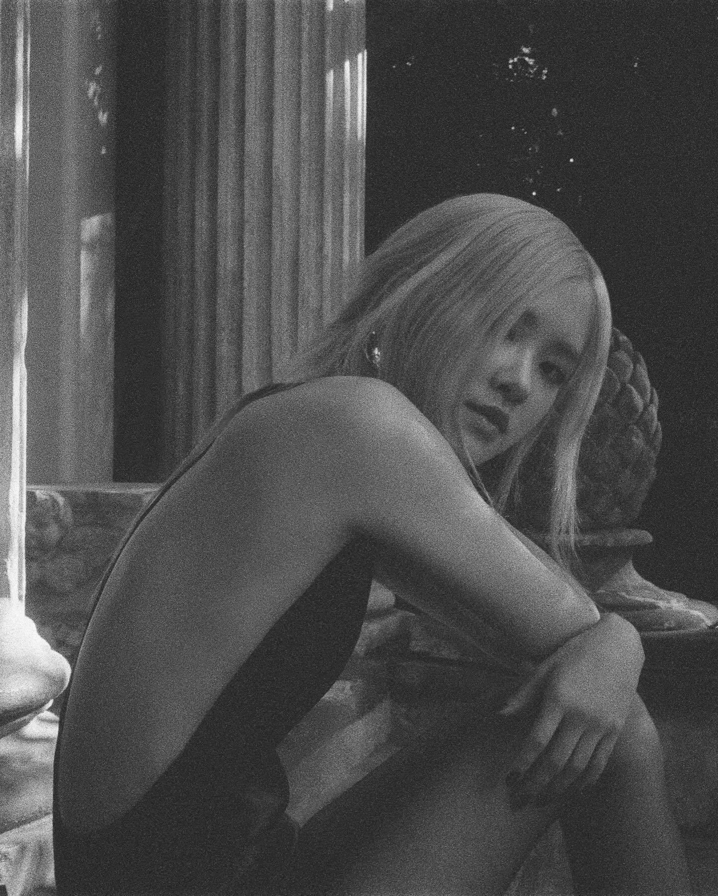 朴彩英黑丝大长腿竹椅写真[4]