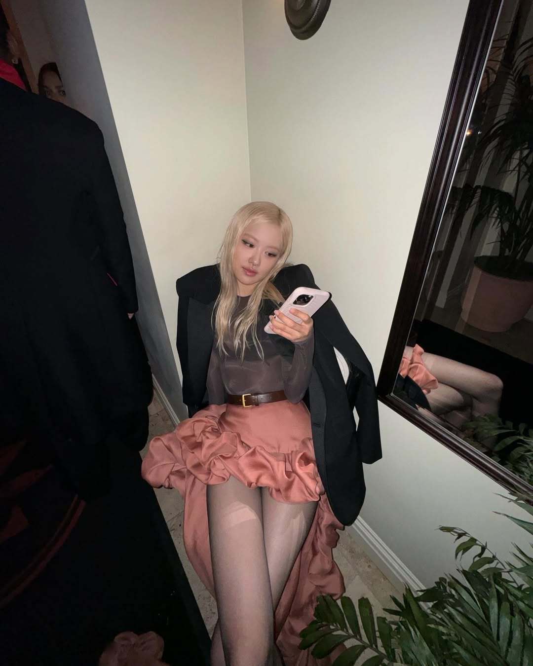 朴彩英黑丝大长腿饭拍太迷人了[6]