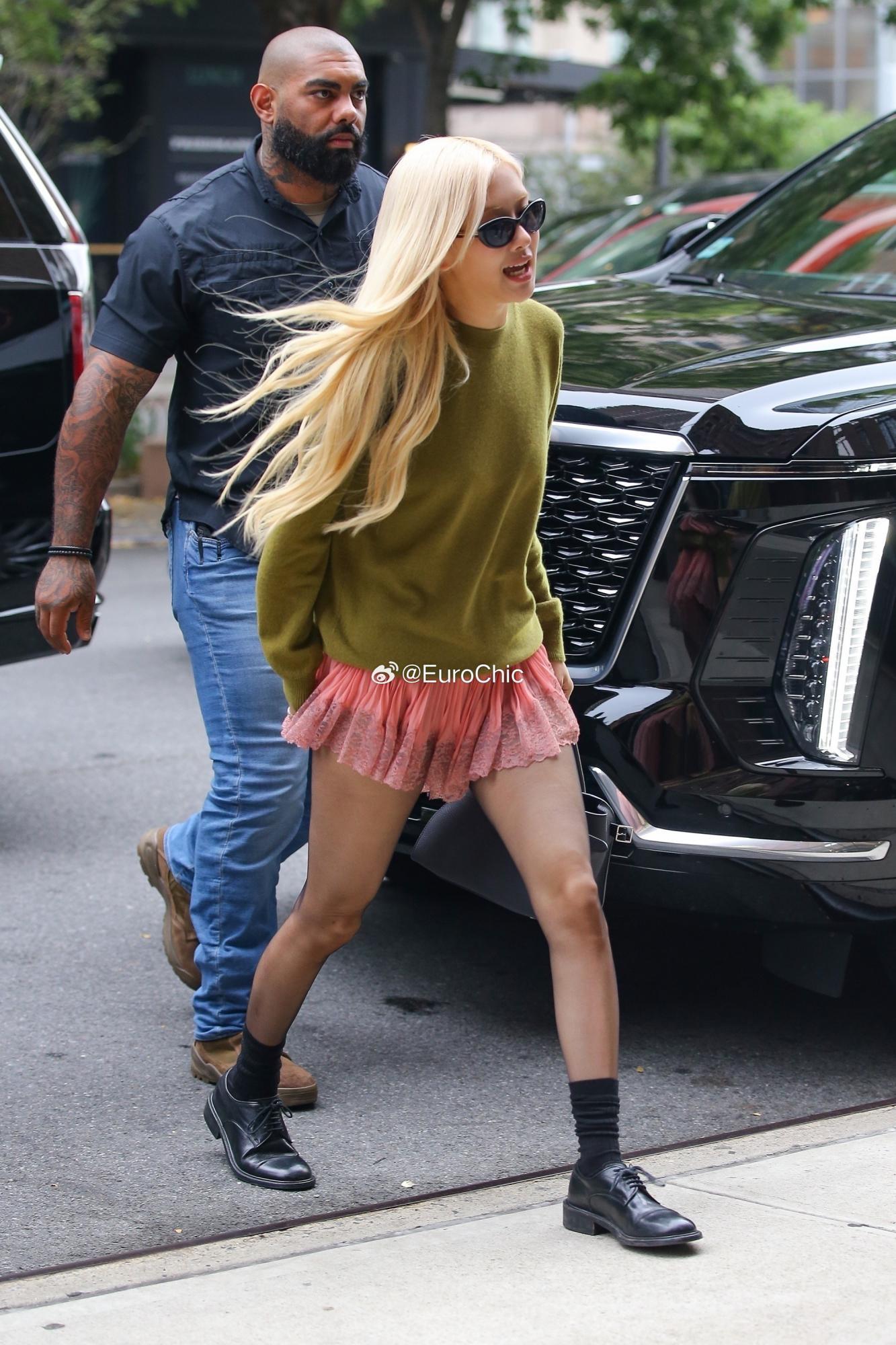 Rose朴彩英纽约营业街拍,蕾丝黑丝短裙又甜又辣[12]