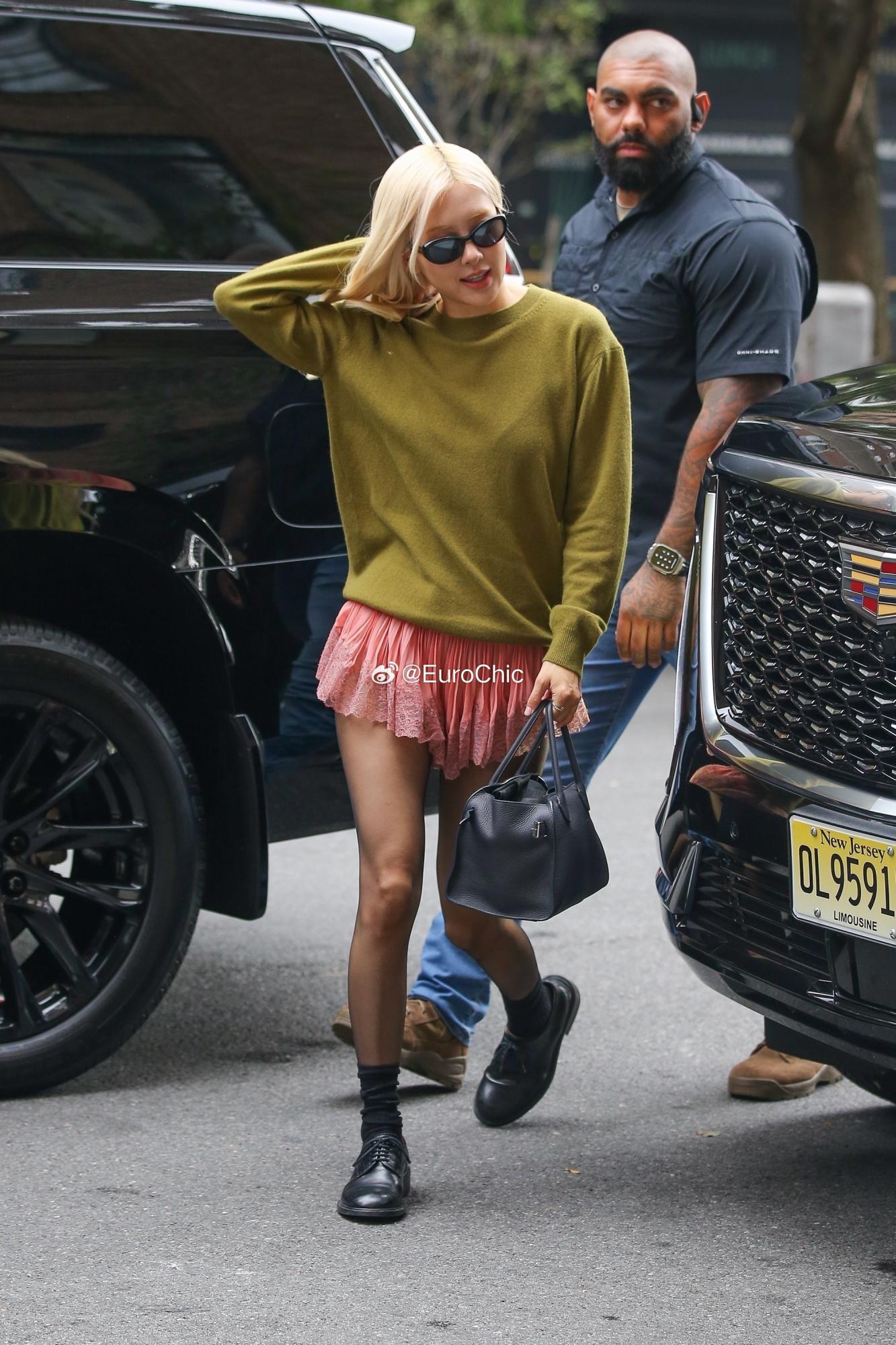 Rose朴彩英纽约营业街拍,蕾丝黑丝短裙又甜又辣[15]