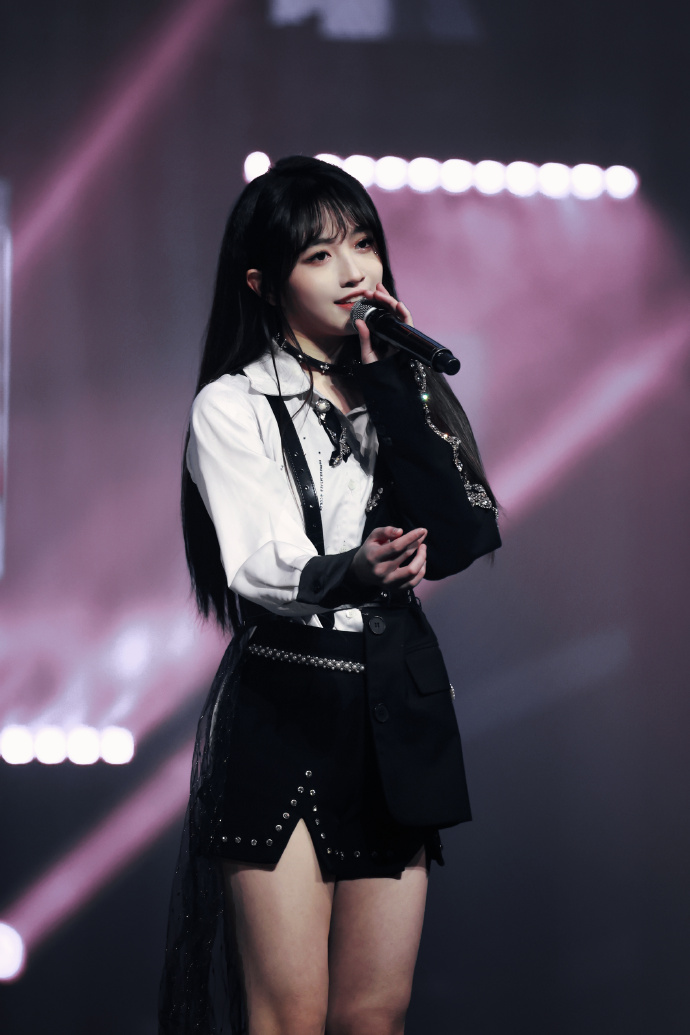 费沁源白色短袜美腿舞台热舞