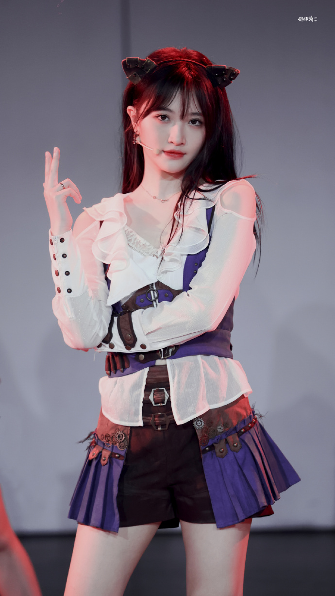 费沁源白色短袜美腿舞台热舞[4]