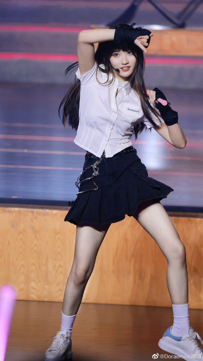 费沁源白色短袜美腿舞台热舞[6]