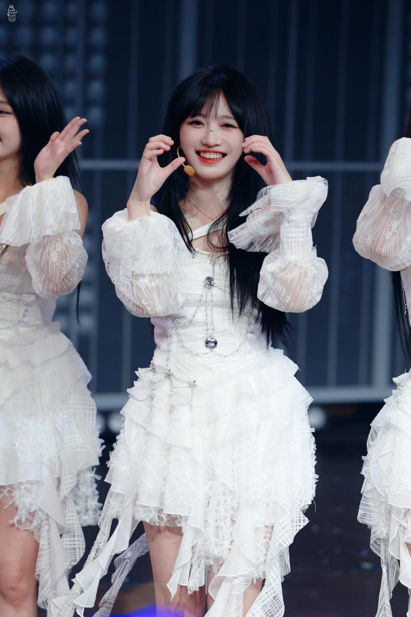 费沁源阿尔法之芯公演职业装下全是大美腿[3]