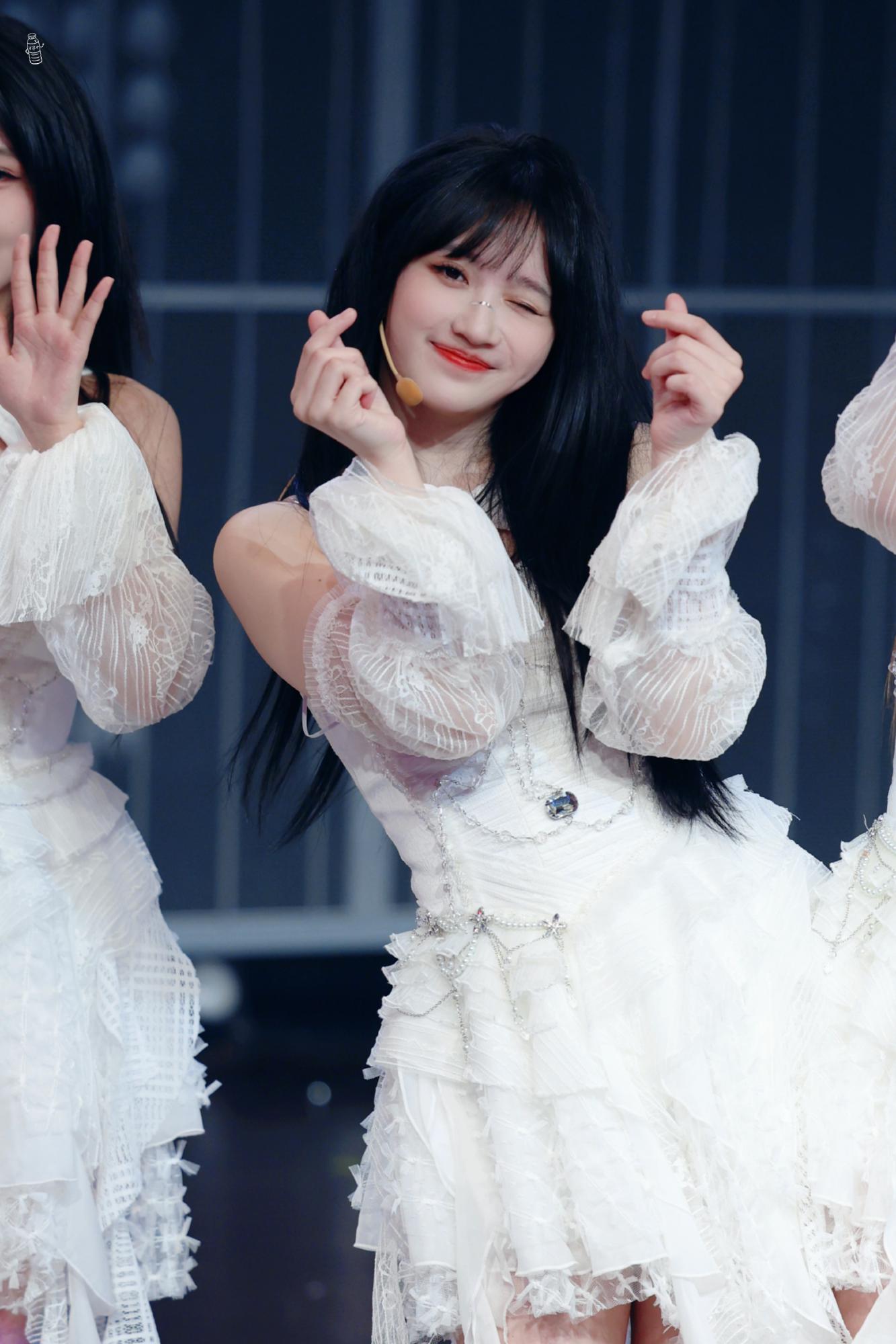 费沁源阿尔法之芯公演职业装下全是大美腿[5]