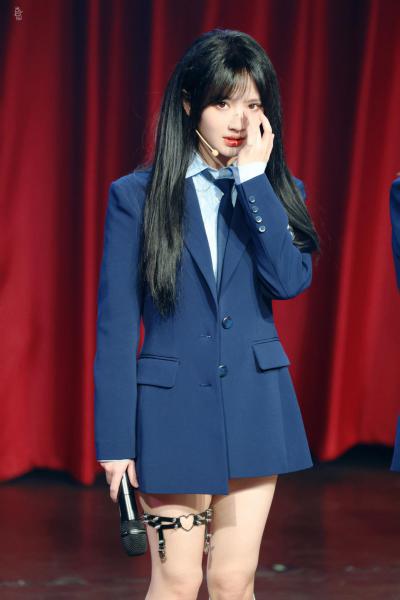 费沁源阿尔法之芯公演职业装下全是大美腿