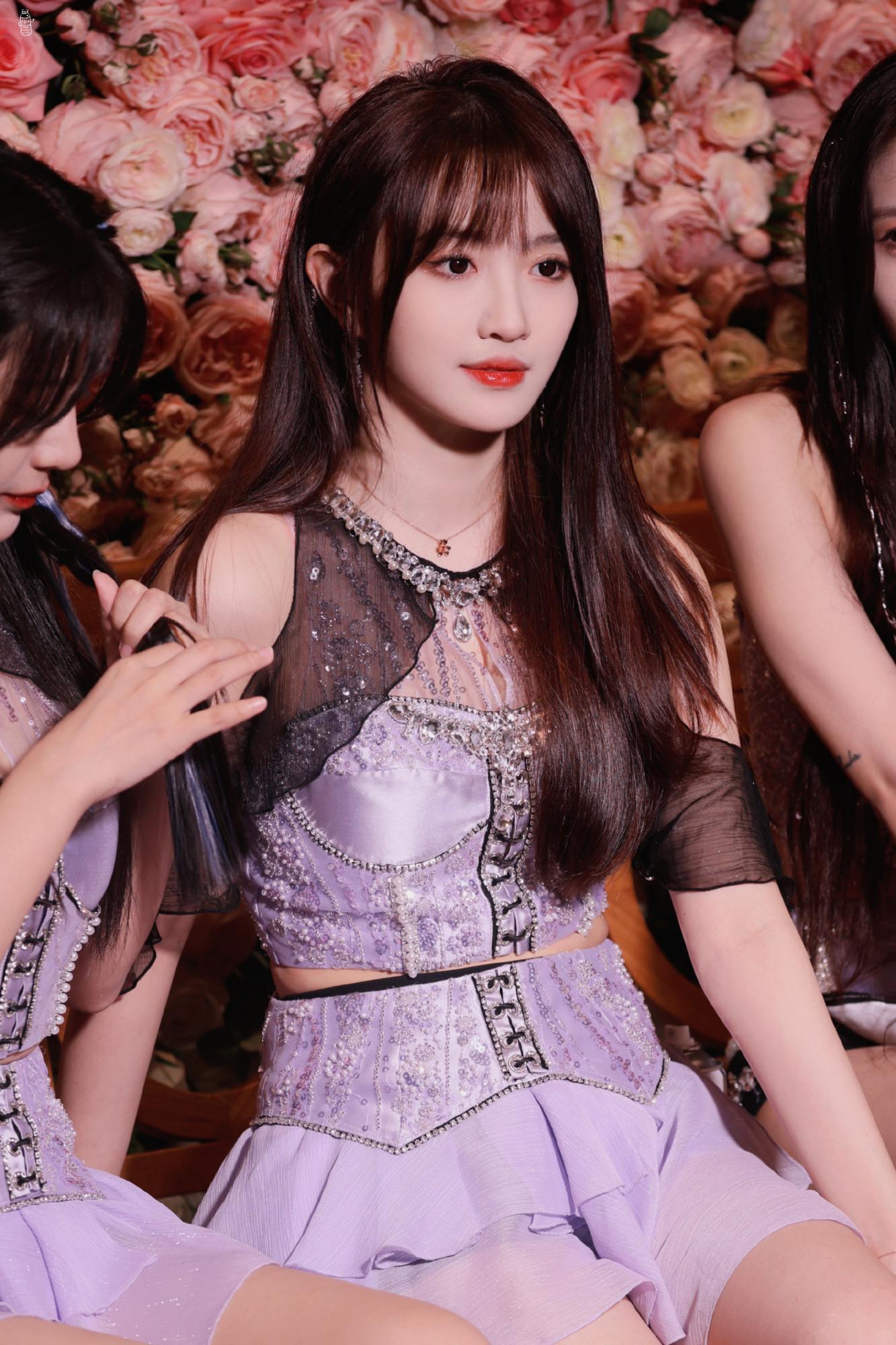 费沁源除了春天爱情和樱花紫色裙美丽动人[2]