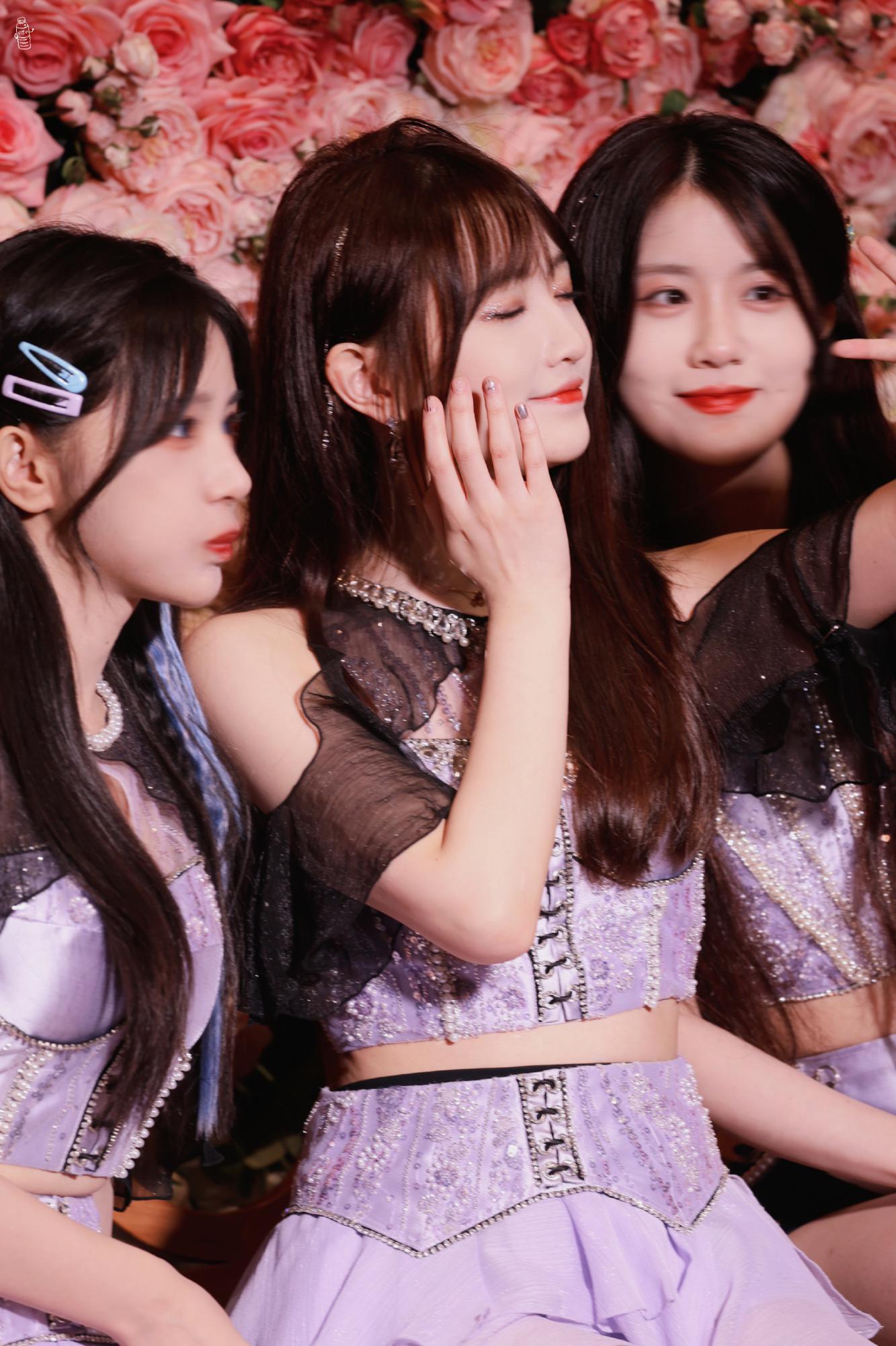 费沁源除了春天爱情和樱花紫色裙美丽动人[3]