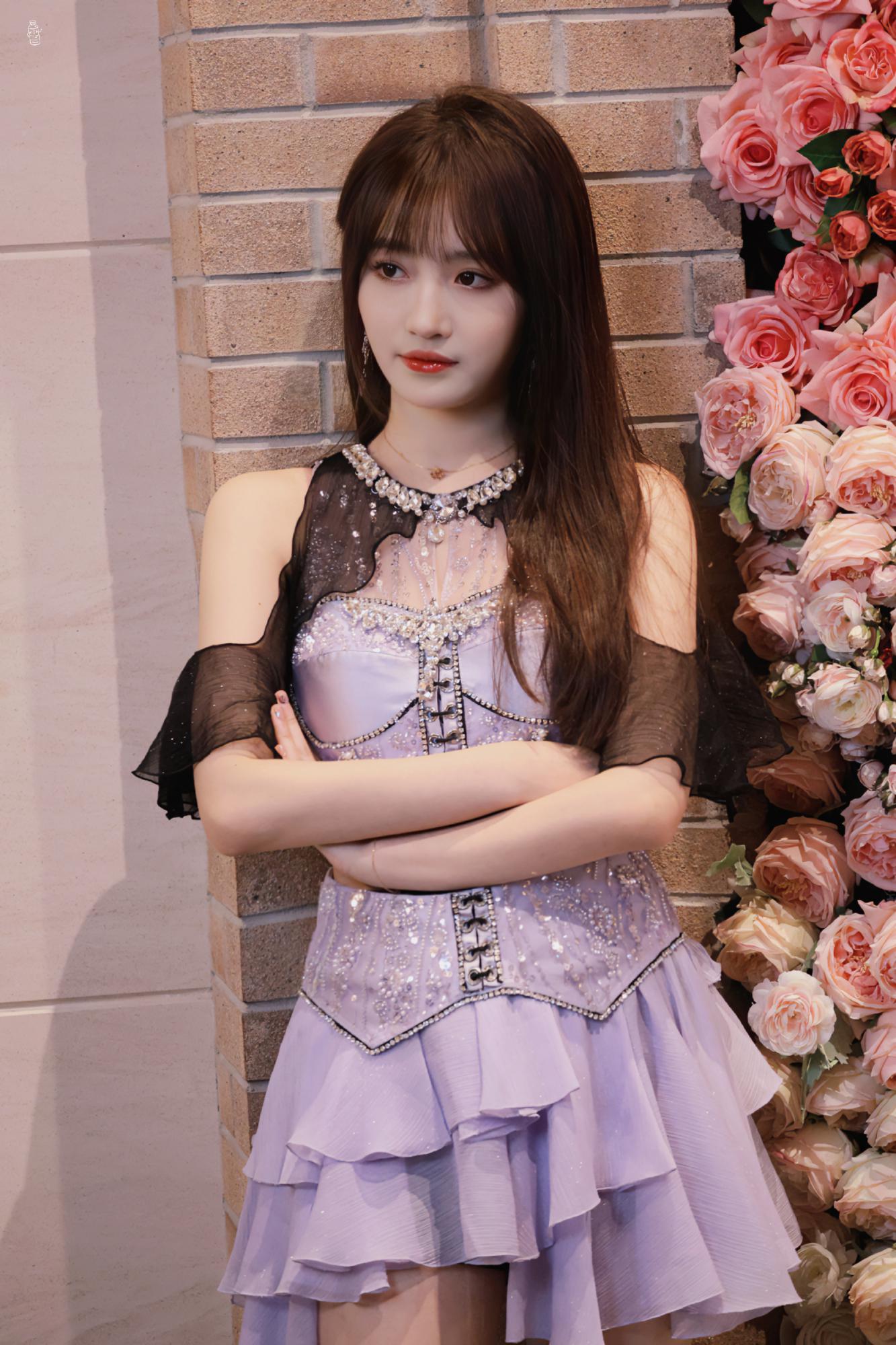 费沁源除了春天爱情和樱花紫色裙美丽动人[4]