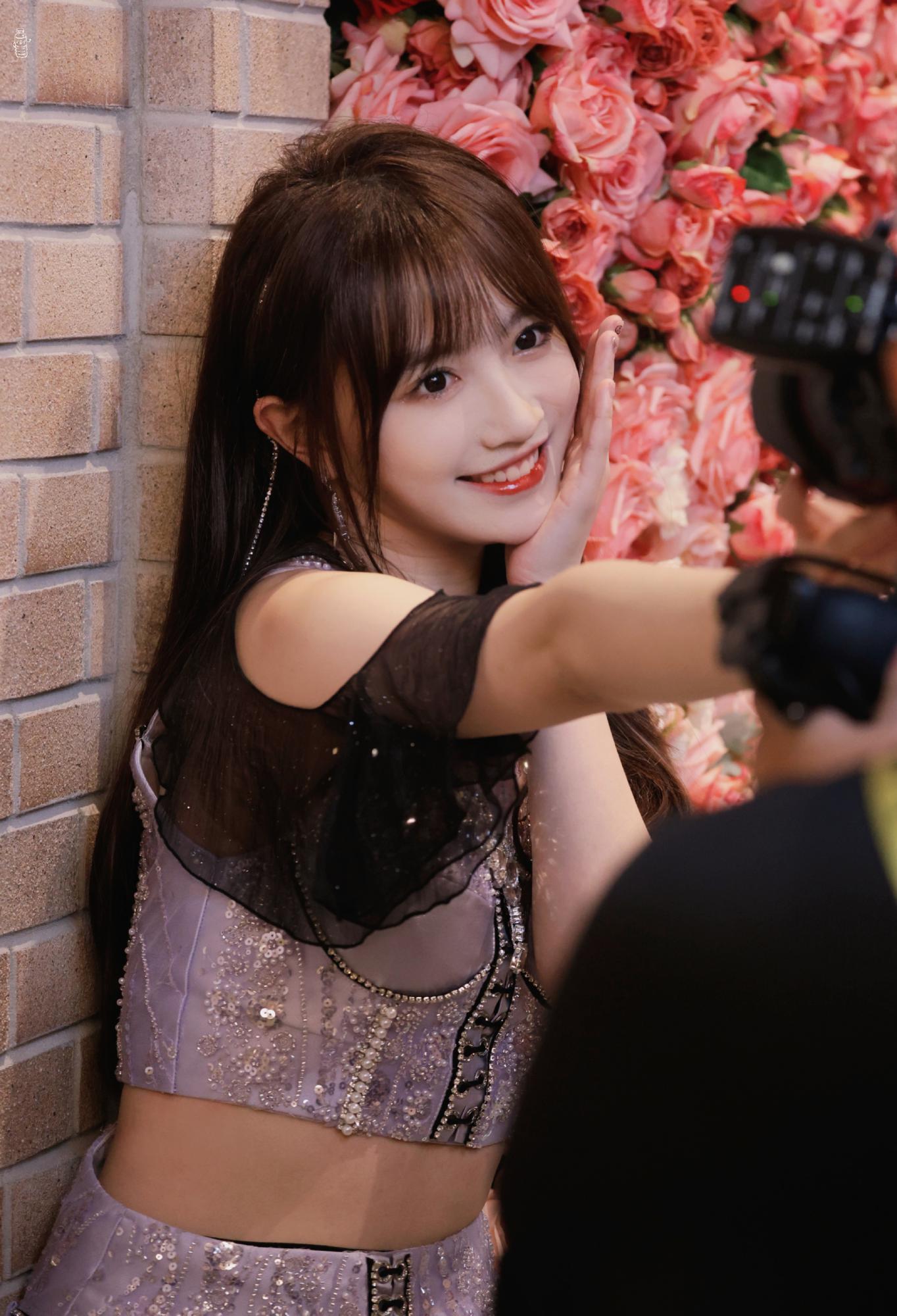 费沁源除了春天爱情和樱花紫色裙美丽动人[10]