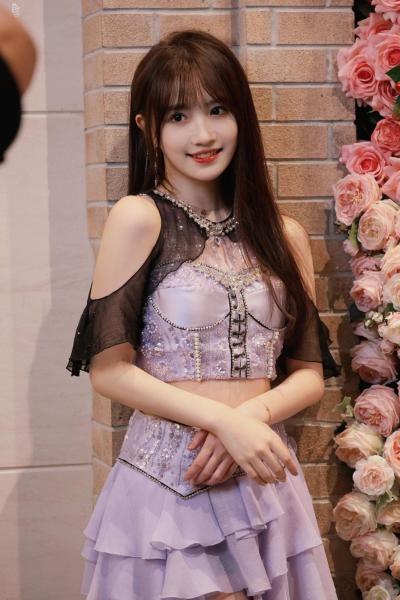 费沁源除了春天爱情和樱花紫色裙美丽动人