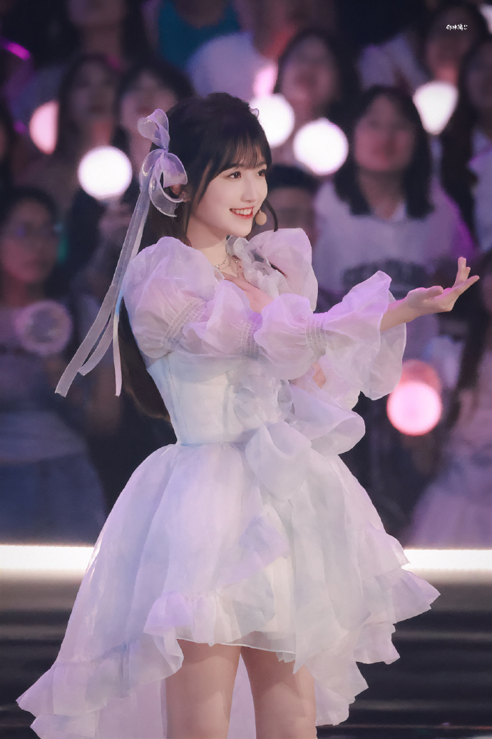 费沁源白色礼服美丽圣洁[7]