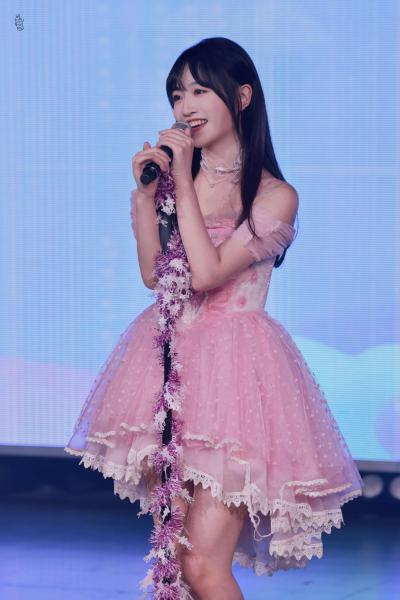 费沁源粉红色中报展演超可爱