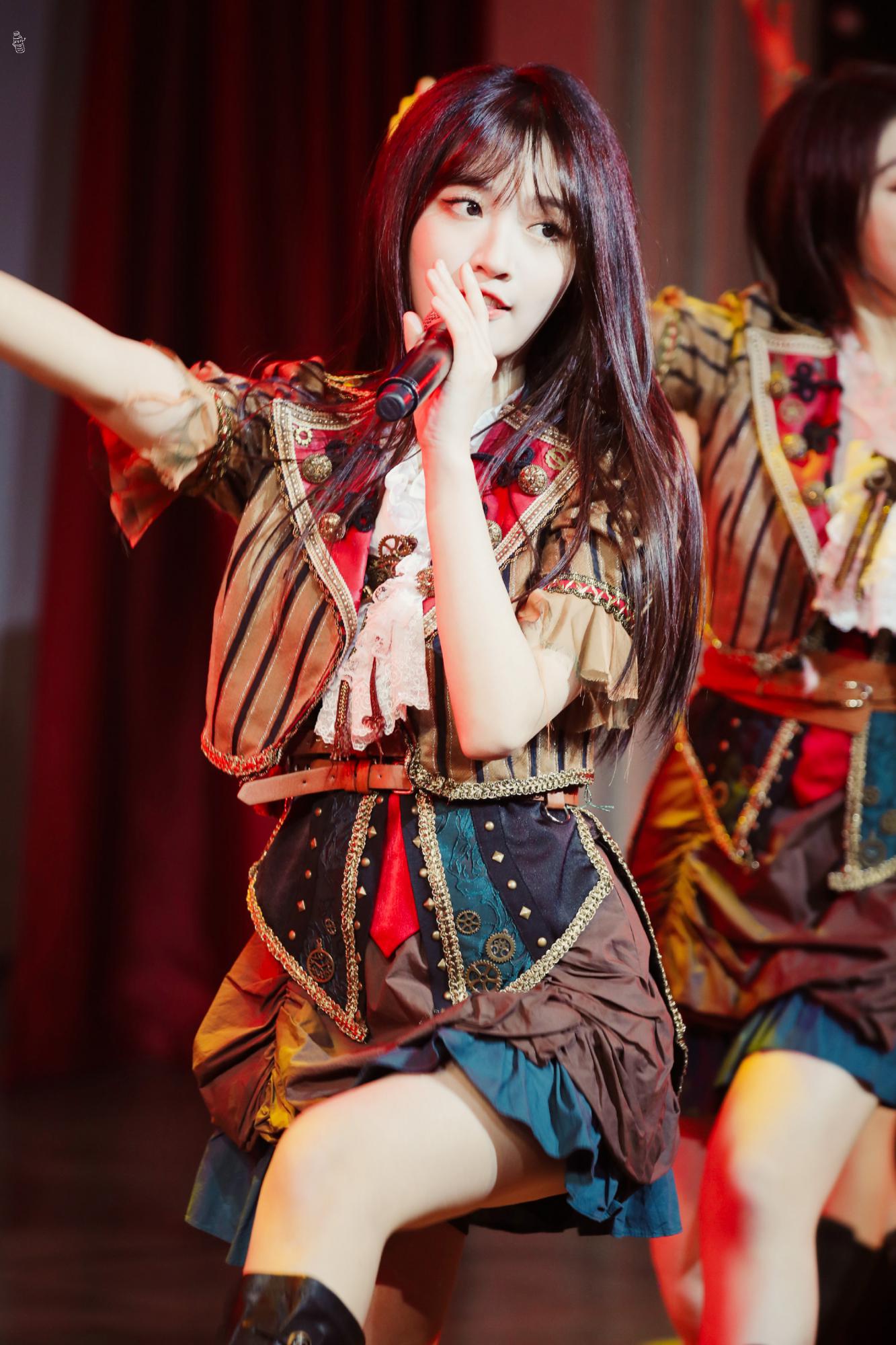 费沁源红色礼服美丽动人[2]