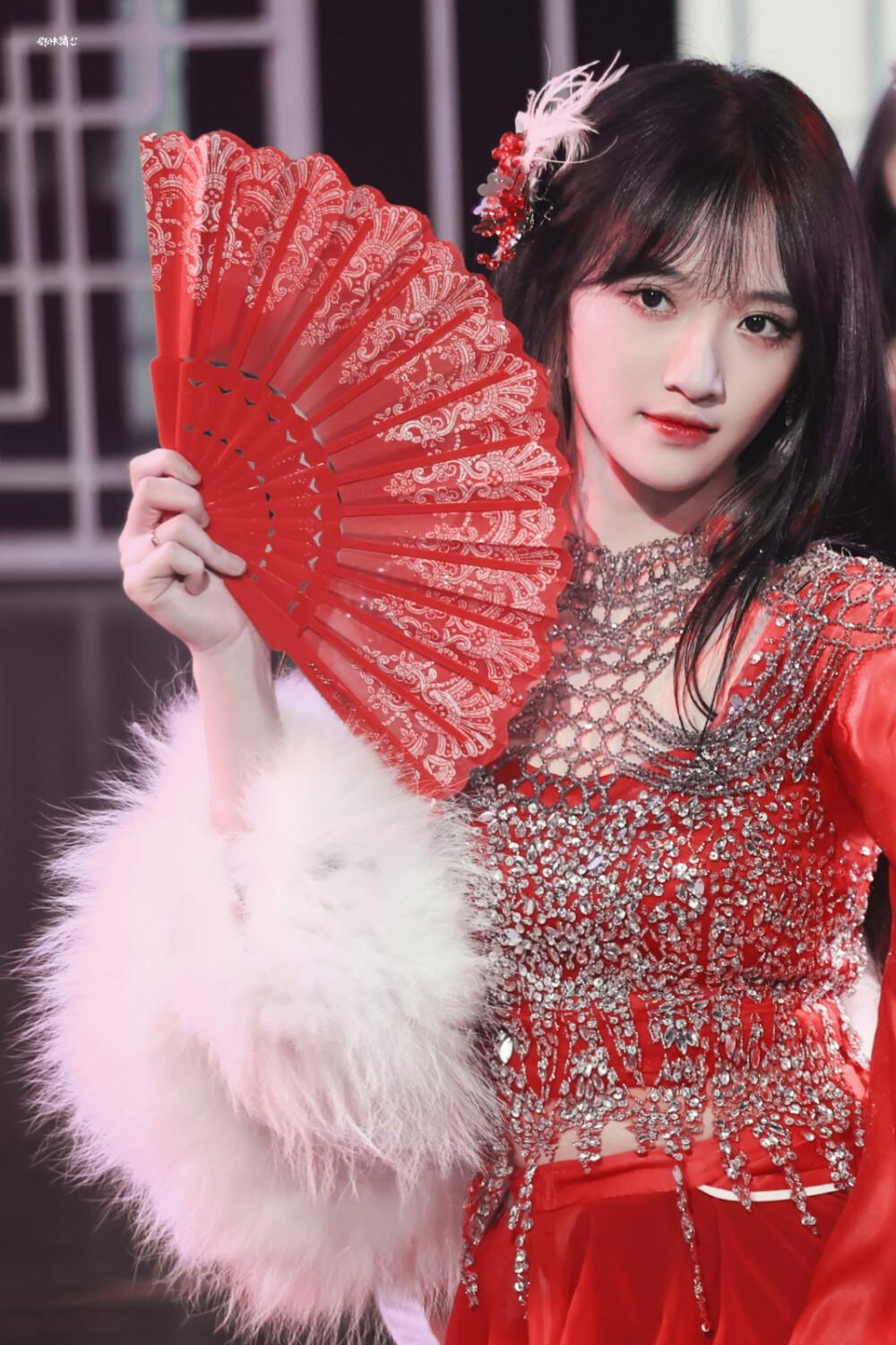 费沁源红色礼服美丽动人[3]