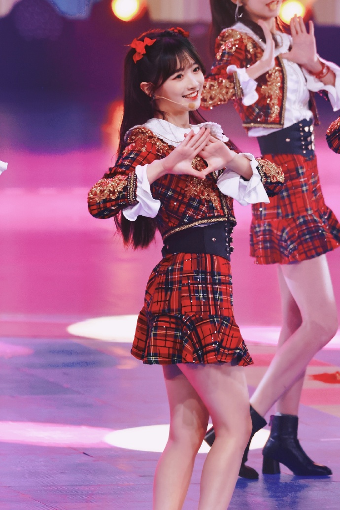 费沁源红色礼服美丽动人[8]