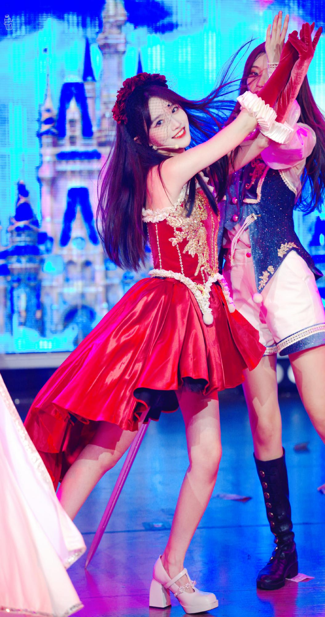 费沁源终极任务《骑士》红色公主裙美腿高跟[2]