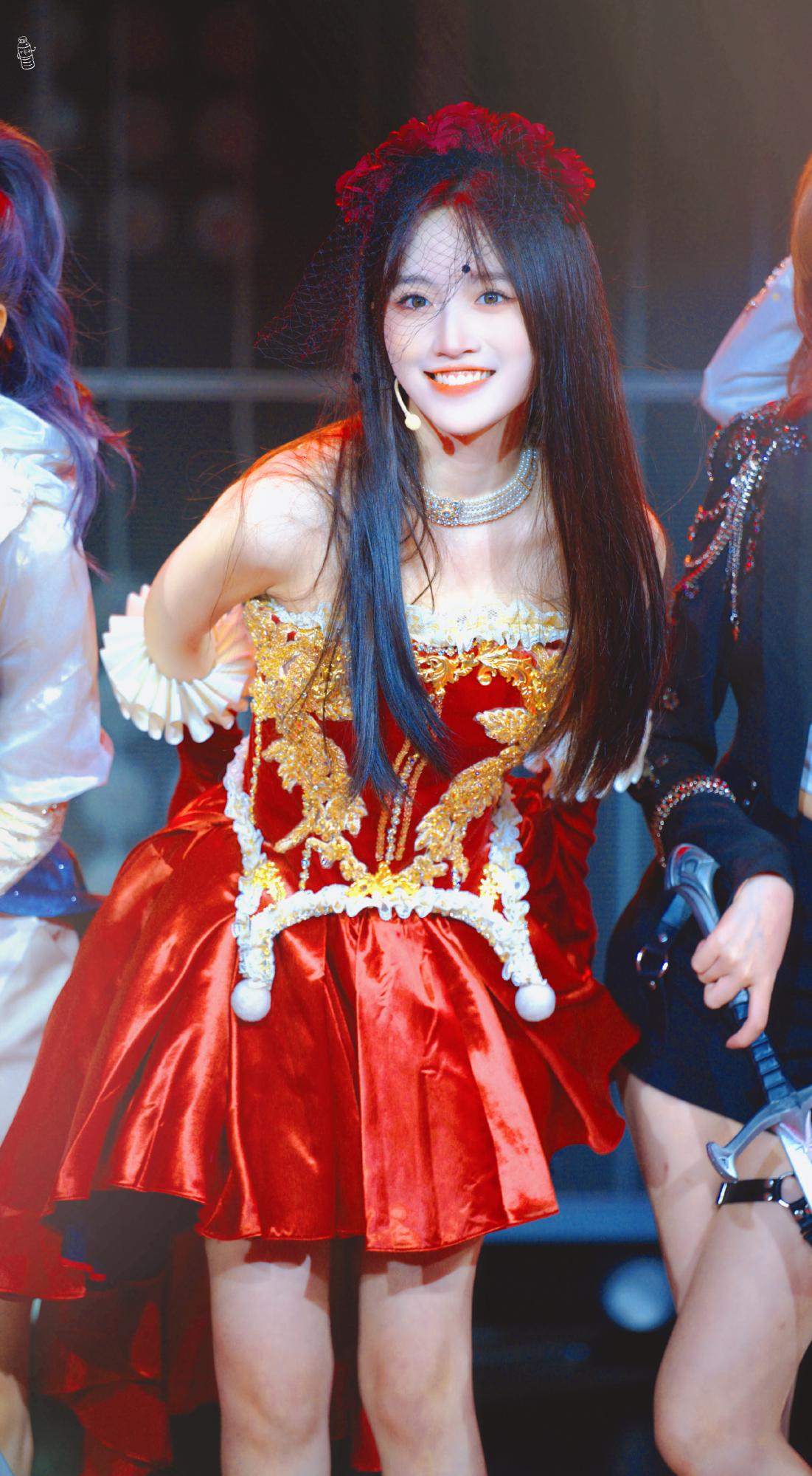 费沁源终极任务《骑士》红色公主裙美腿高跟[7]