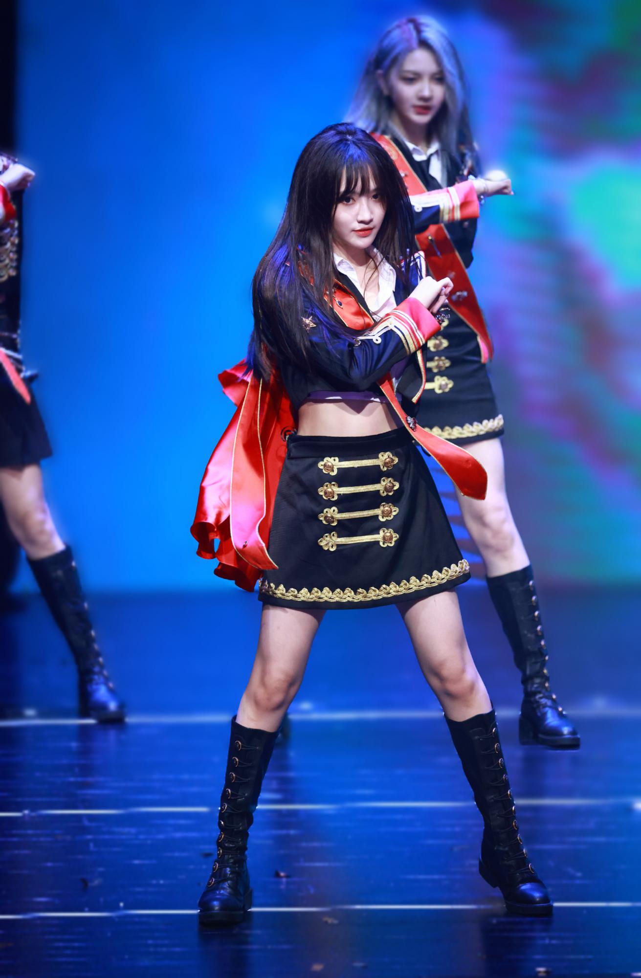 费沁源重庆黑色长靴美腿舞台热舞[5]