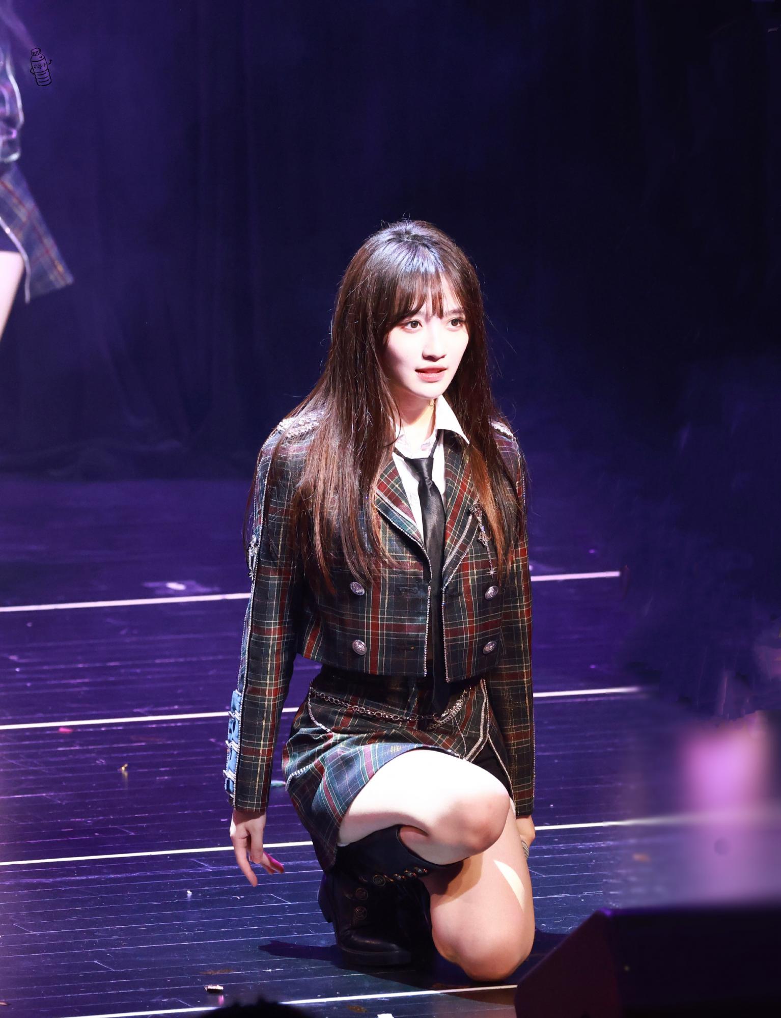 费沁源重庆黑色长靴美腿舞台热舞[9]