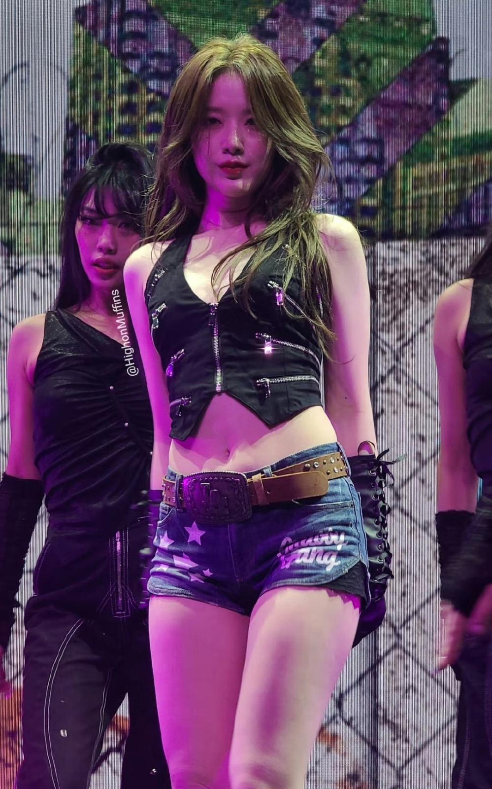 叶舒华超短牛仔裤白嫩美腿舞台辣妹热舞