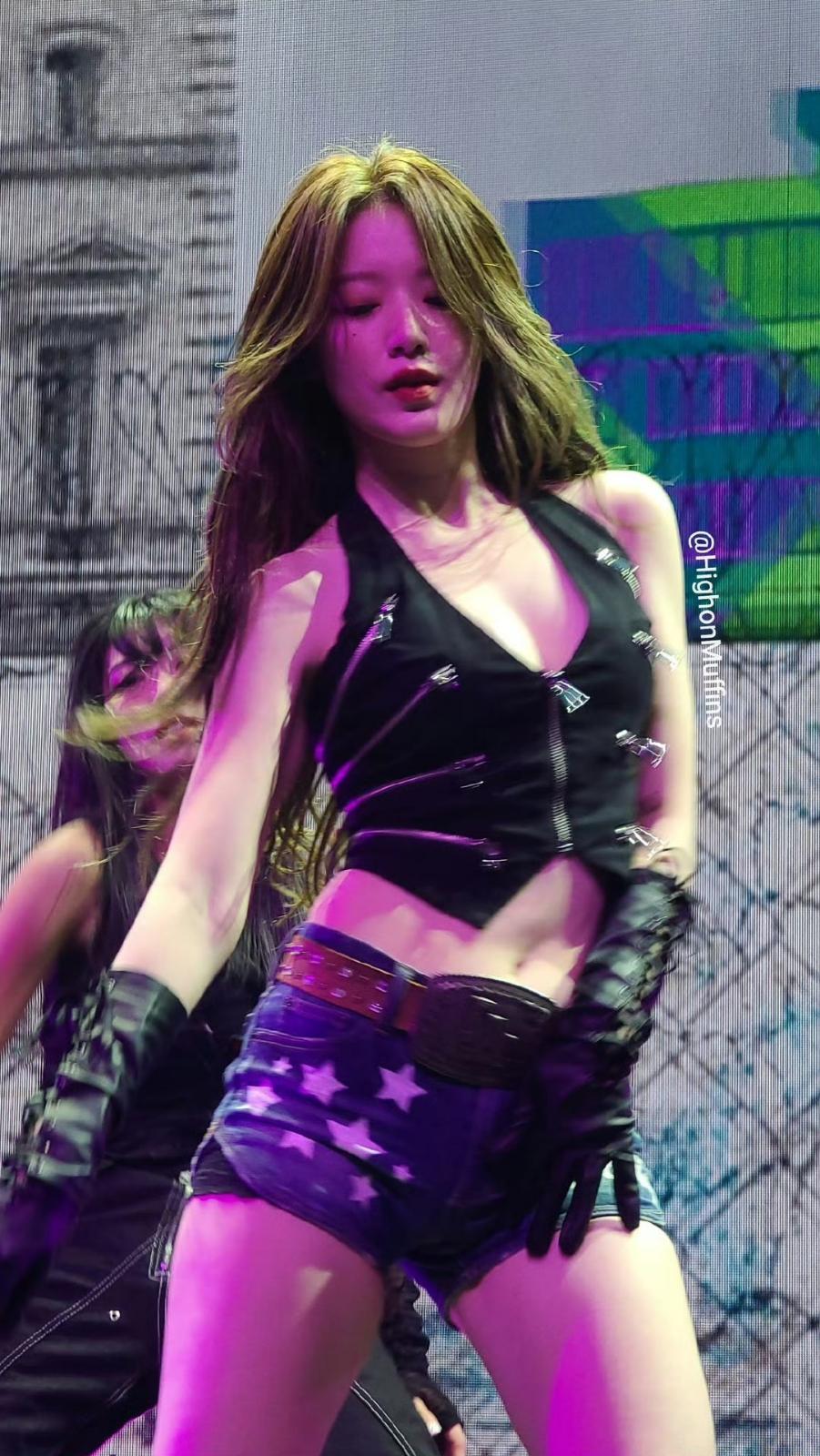 叶舒华超短牛仔裤白嫩美腿舞台辣妹热舞[4]