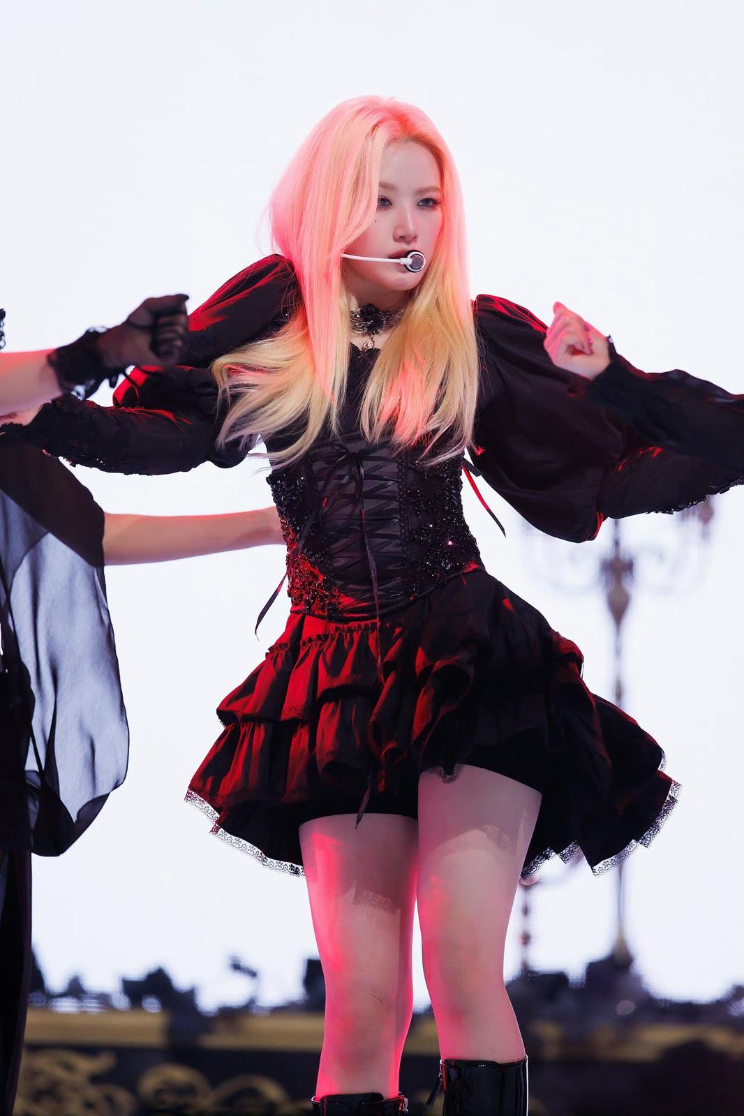 叶舒华金发锦集裙子太短了下边都是腿[8]