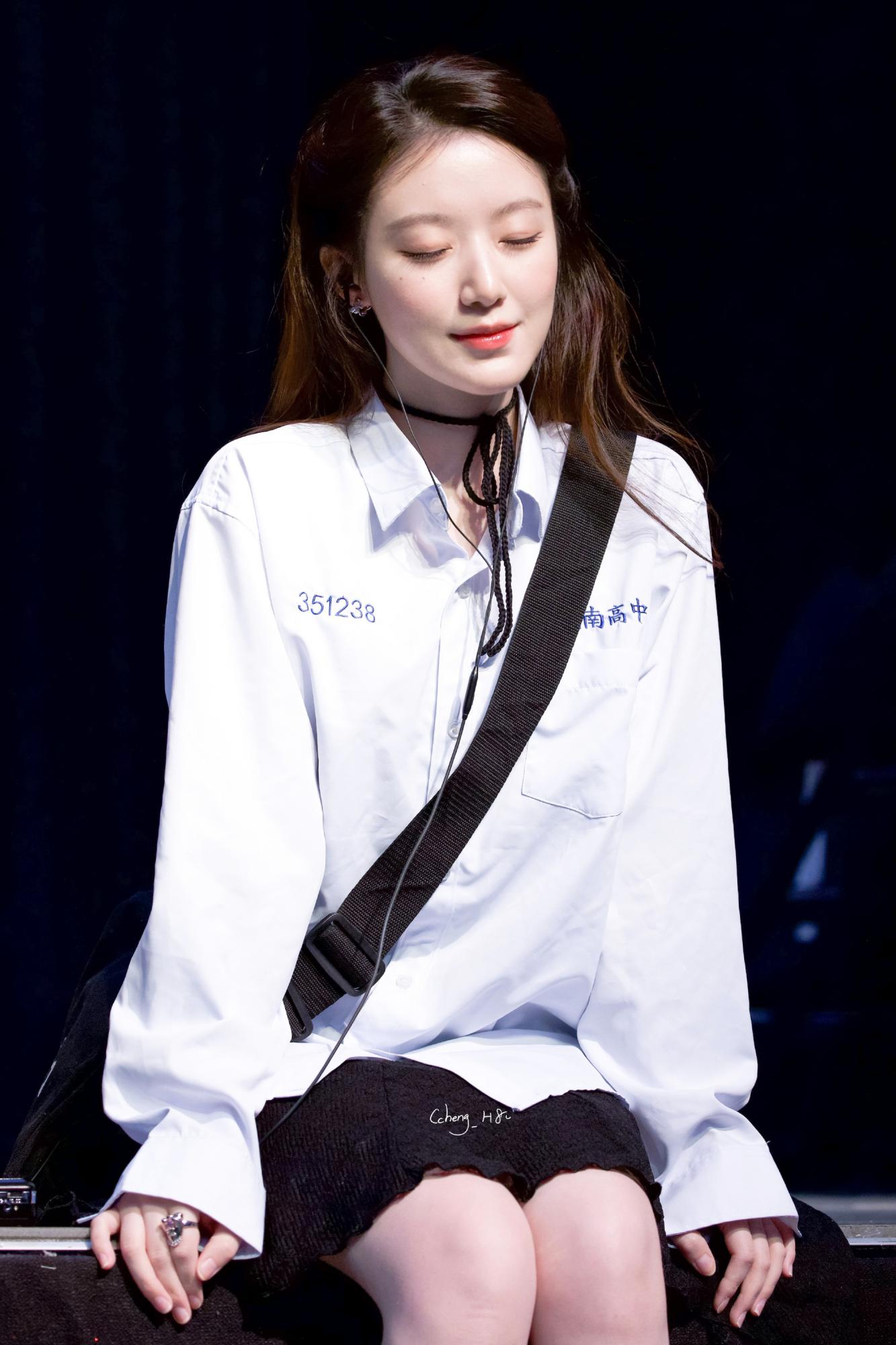 叶舒华白色校服黑色短裙在听什么[2]