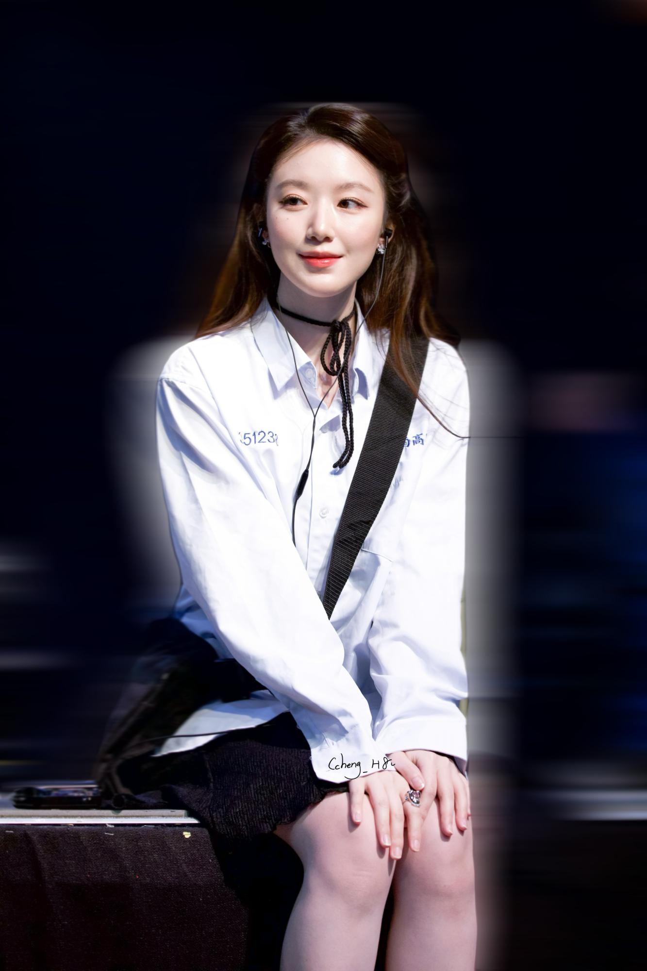 叶舒华白色校服黑色短裙在听什么[7]