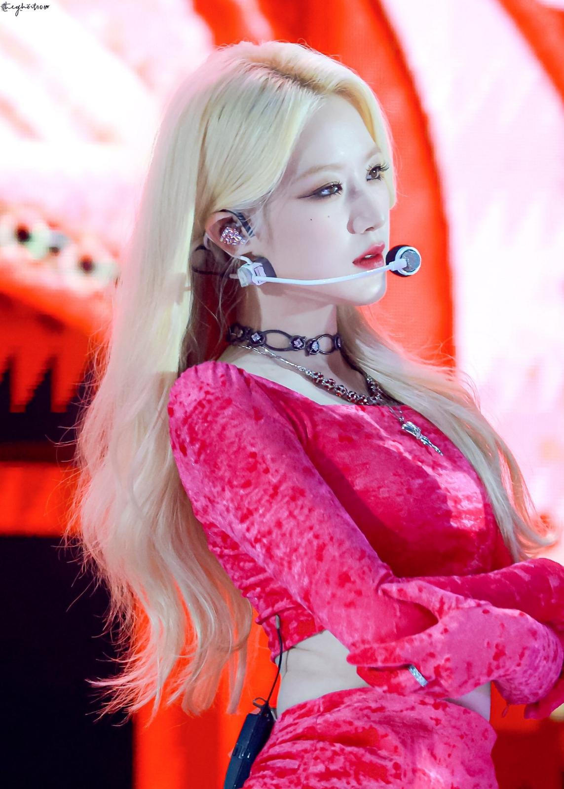 叶舒华穿红色紧身短裙舞台热舞美腿尽显[5]