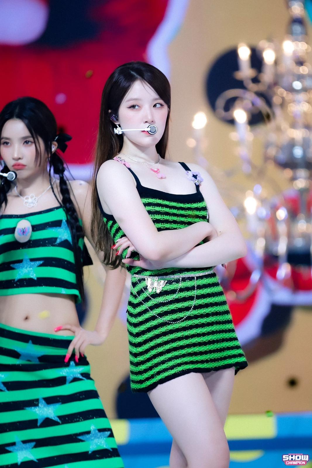 叶舒华穿绿色条纹连衣短裙舞台热舞