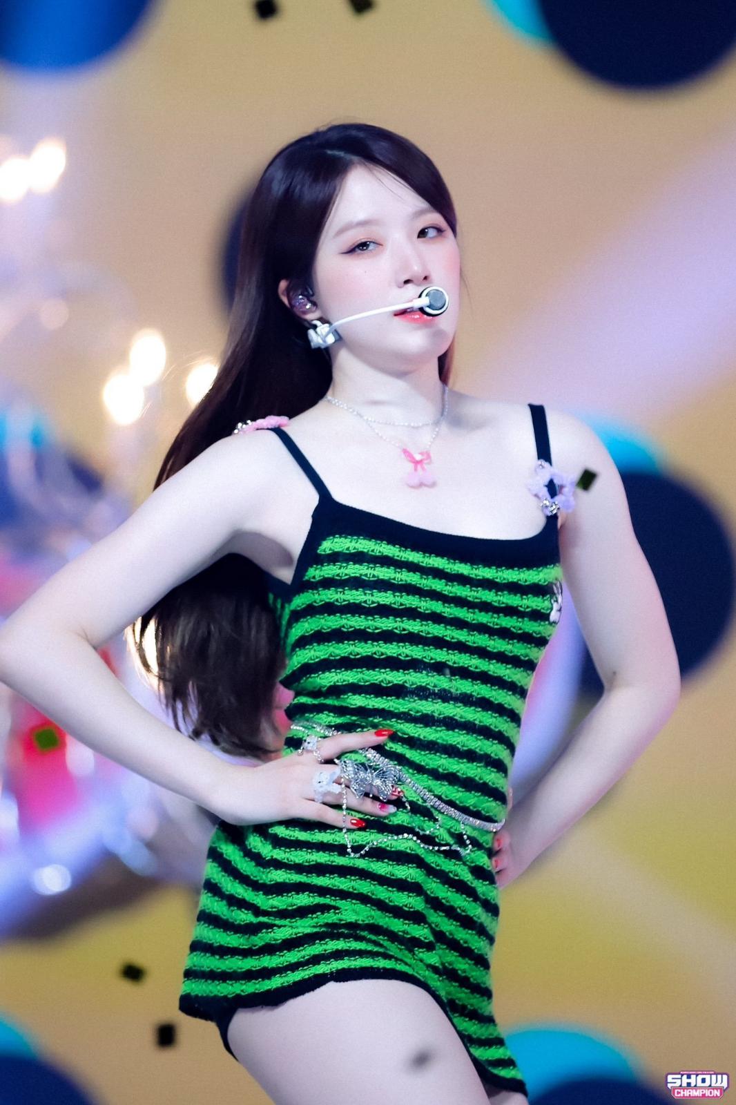 叶舒华穿绿色条纹连衣短裙舞台热舞[2]