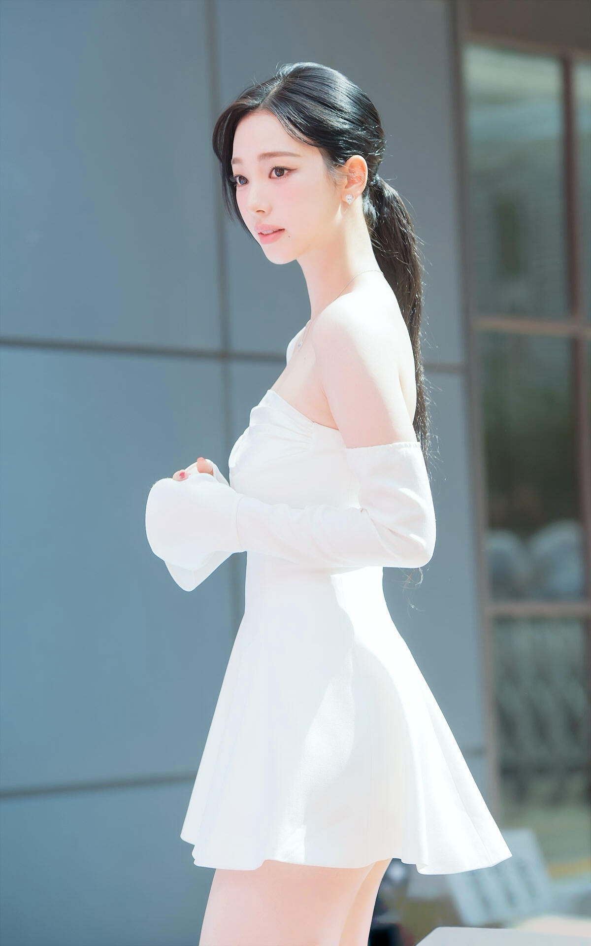 刘知珉身穿纯白色缎面短款礼服裙,高跟大长腿迷人[6]