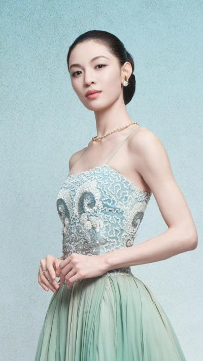 钟楚曦身穿优雅高级的抹胸吊带礼服写真