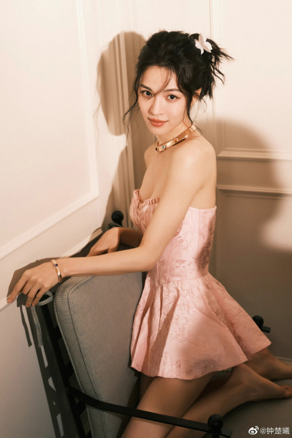 钟楚曦身穿浅粉色抹胸提花短款蓬裙,温柔甜美法式少女写真[3]