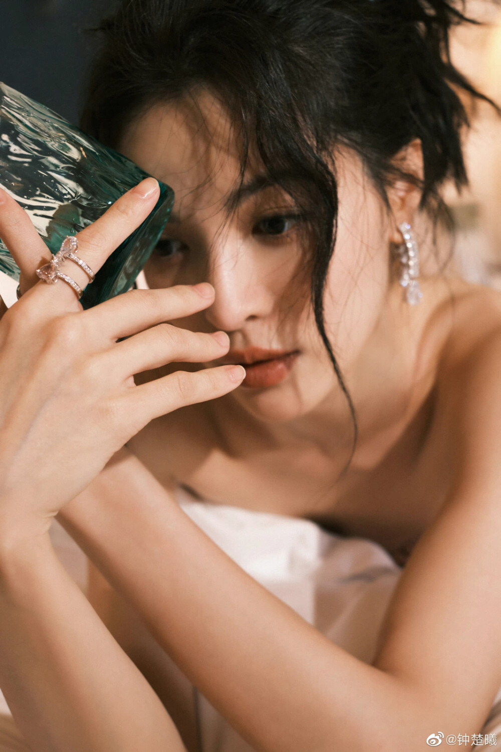 钟楚曦身穿浅粉色抹胸提花短款蓬裙,温柔甜美法式少女写真[7]