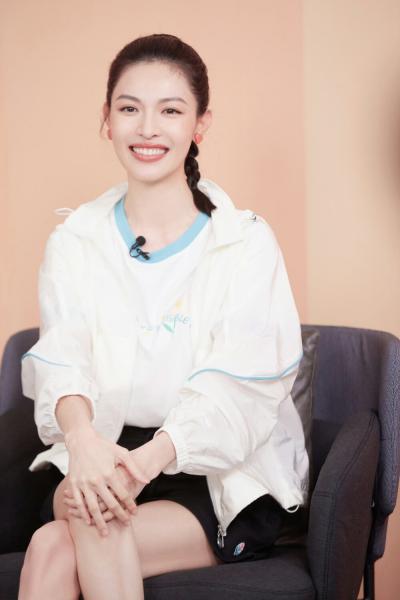 钟楚曦身穿白色短袖T恤,黑色抽绳运动短裤运动感十足