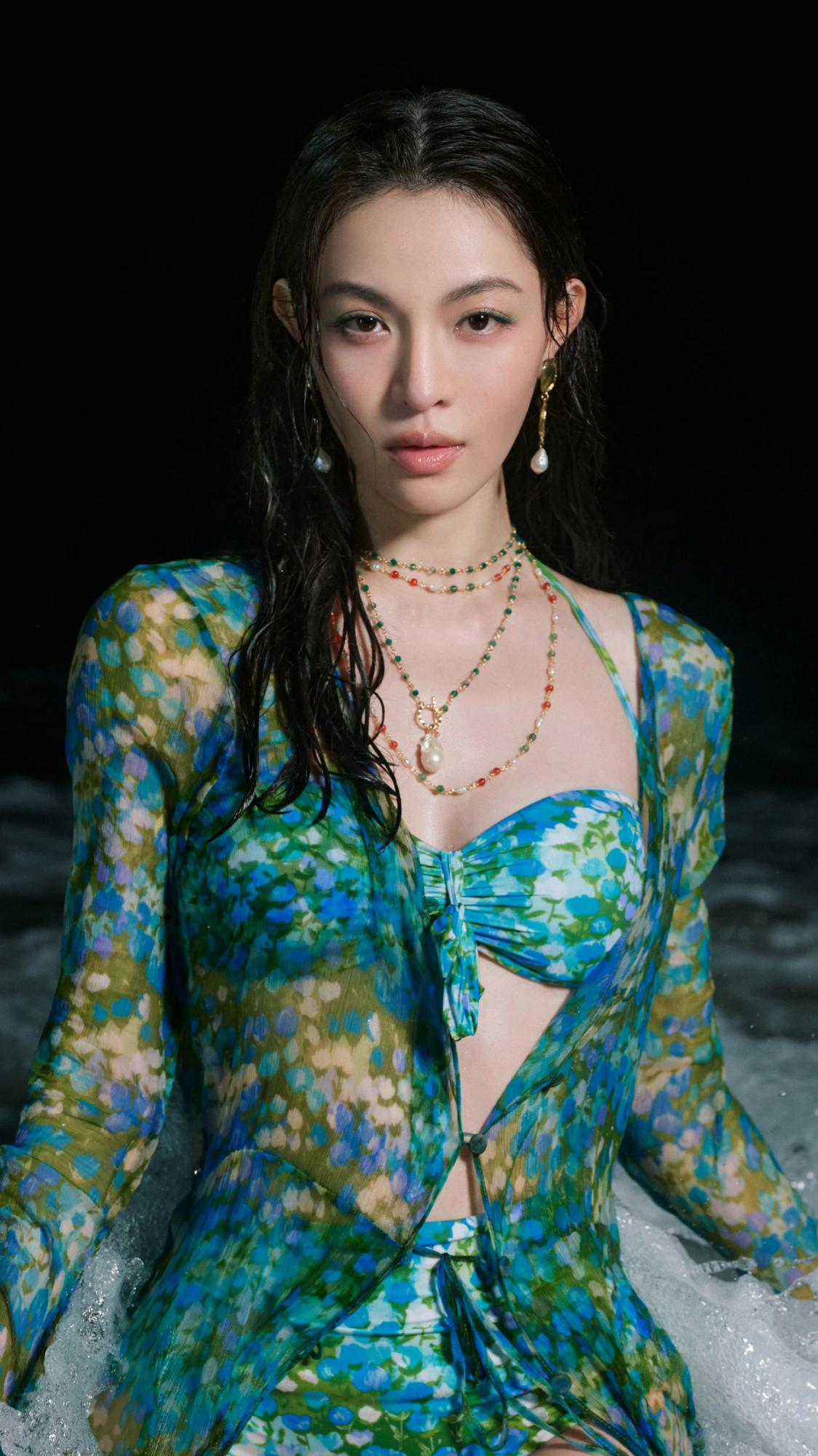 钟楚曦身穿碎花网纱套装，单侧高开叉长裙露大白美腿[7]