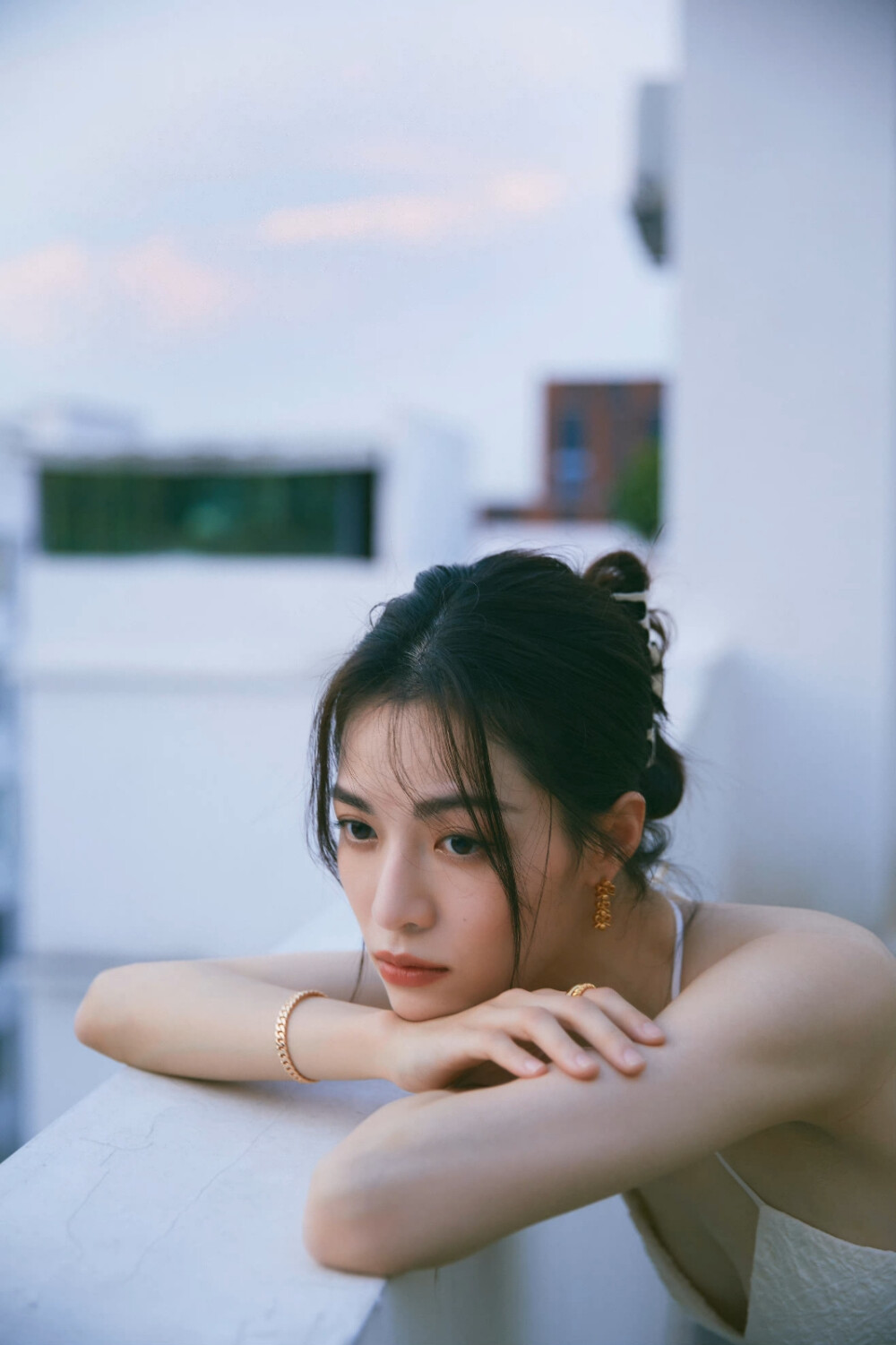 钟楚曦身穿纯白色细吊带短款连衣裙,清新优雅的法式写真[3]