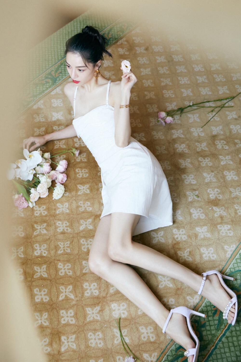 钟楚曦身穿纯白色细吊带短款连衣裙,清新优雅的法式写真[12]