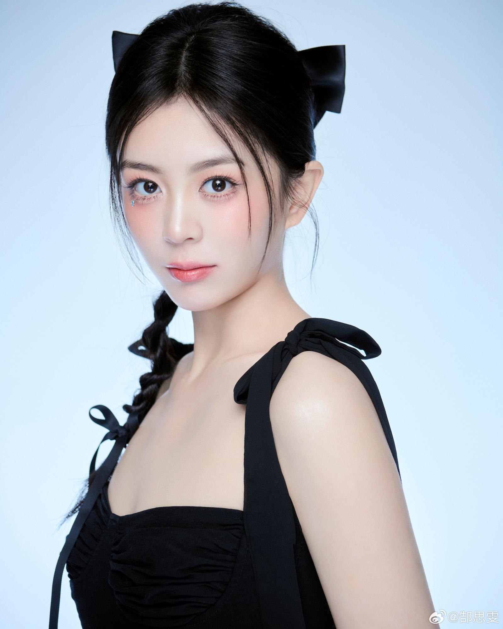 郜思雯身穿黑色吊带蓬蓬纱礼服,少女感十足