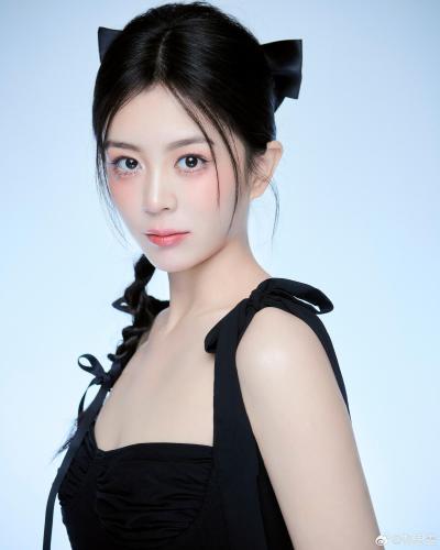 郜思雯身穿黑色吊带蓬蓬纱礼服,少女感十足